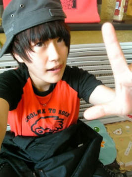 像个孩子一样被你看穿_时尚潮流清晰男生QQ空间图片素材