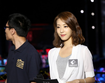 LOLS4世界总决赛现场美女