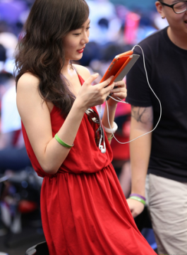 LOLS4世界总决赛现场美女