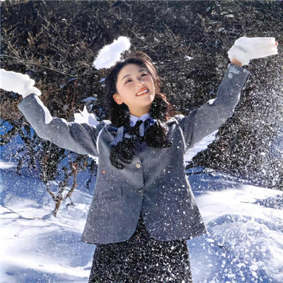 女生在雪地里笑的头像图片