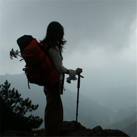 登山女人背影图片图片